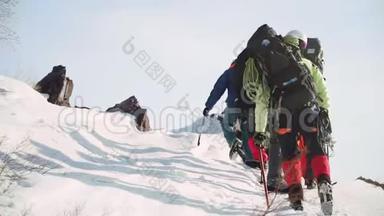 一群登山者在山上陡峭的雪坡上，他们虽然累了，但还是继续往前走